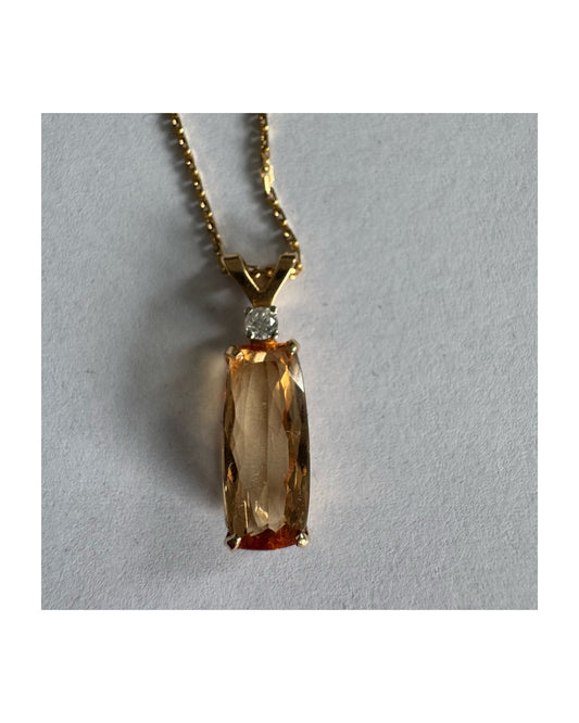 שרשרת זהב 14 קראט עם תליון זהב 14 קראט משובץ אבן קוורץ מלבנית בגוון שמפניה חמים, ומעליה יהלום נוצץ להדגשה עדינה של הברק.