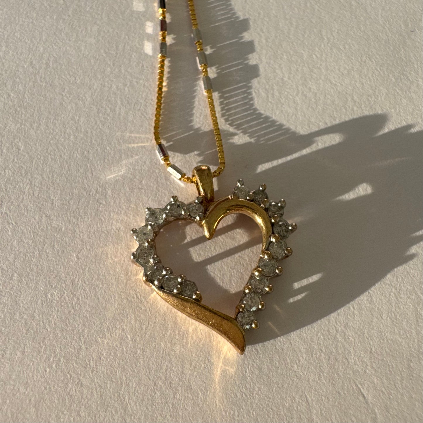 תליון לב זהב צהוב 14 קראט, משובץ יהלומים עדינים בעיצוב וינטג’ רומנטי. 