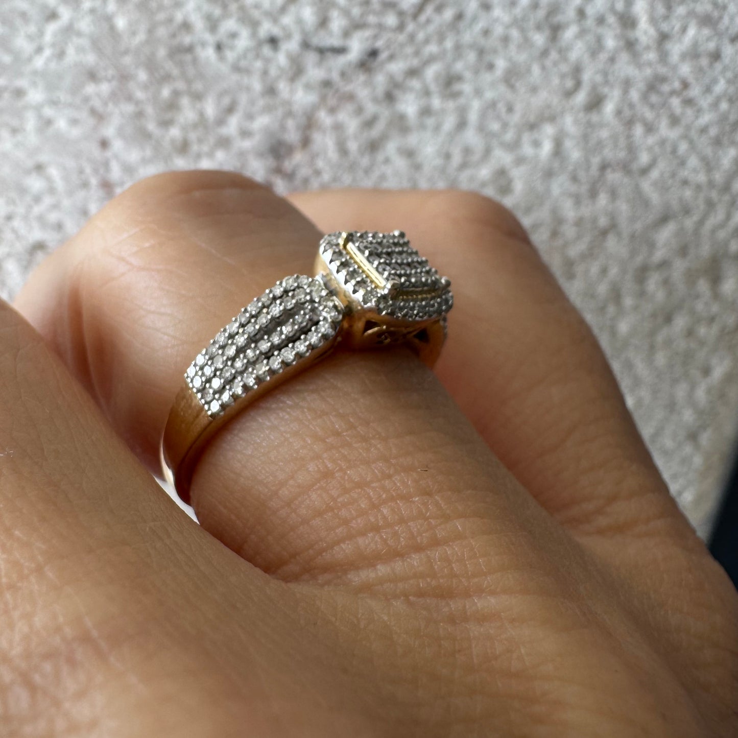 טבעת זהב 14 קראט בעיצוב עדין, משובצת יהלומים קטנים בעבודת פאווה שמעניקה ברק צפוף ומרשים. 