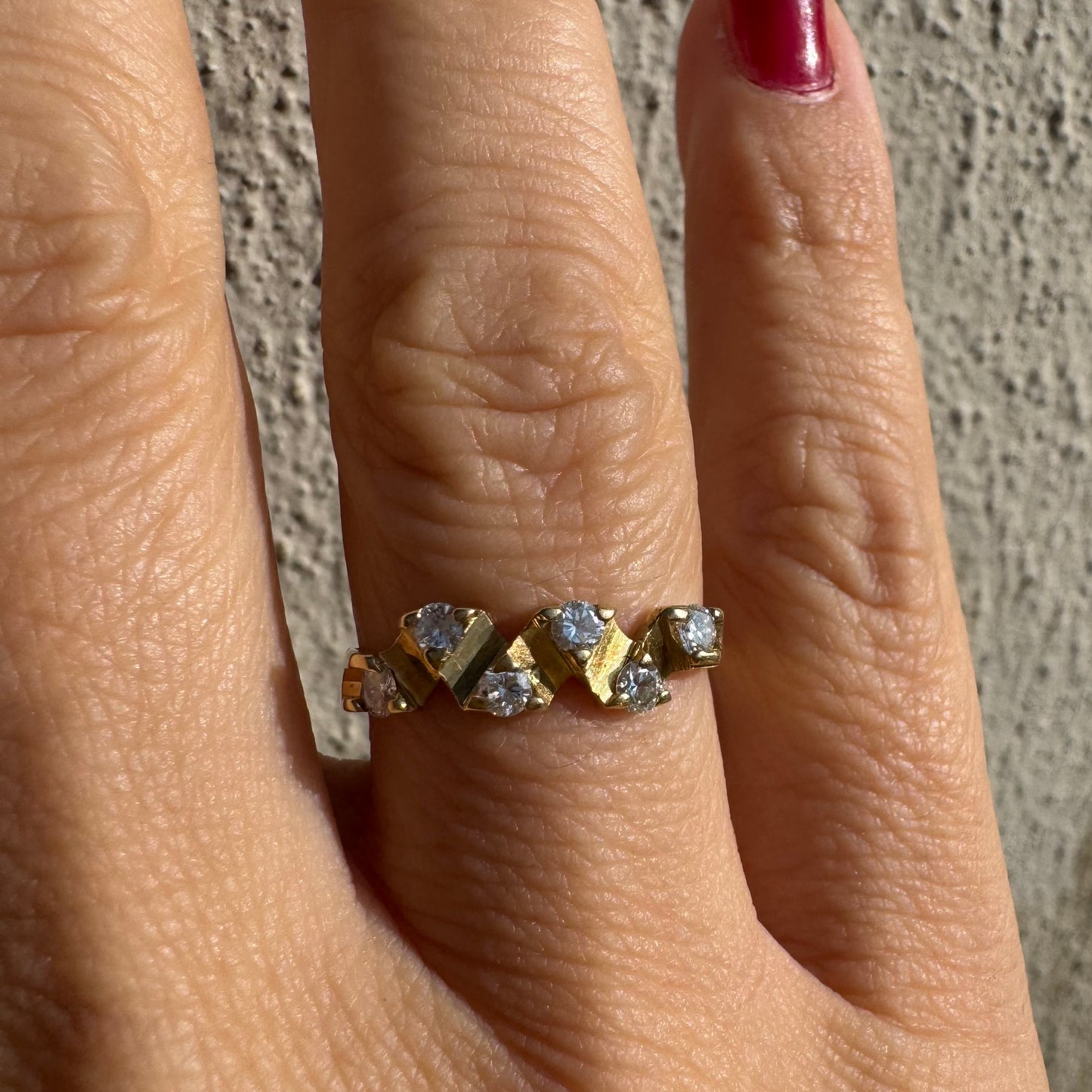 טבעת זהב 14 קראט בעיצוב זיגזג, משובצת יהלומים נוצצים. תכשיט וינטג’ עדין עם טאץ’ גאומטרי ייחודי.