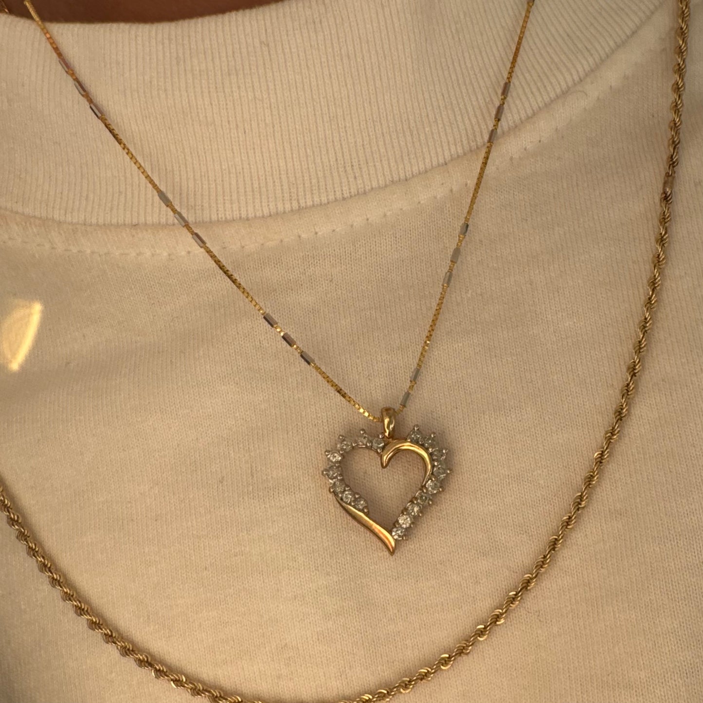 תליון לב זהב צהוב 14 קראט, משובץ יהלומים עדינים בעיצוב וינטג’ רומנטי. 