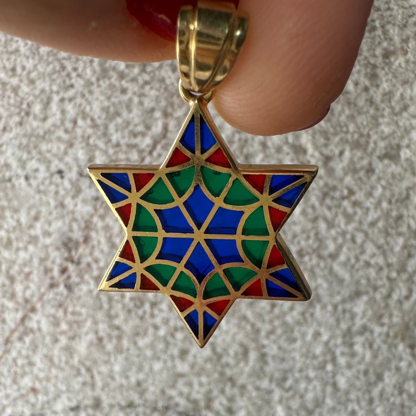 תליון מגן דוד מרהיב מזהב 14 קראט המעוצב בדוגמה גיאומטרית מרשימה בהשראת אמנות פסיפס ויטראז’.