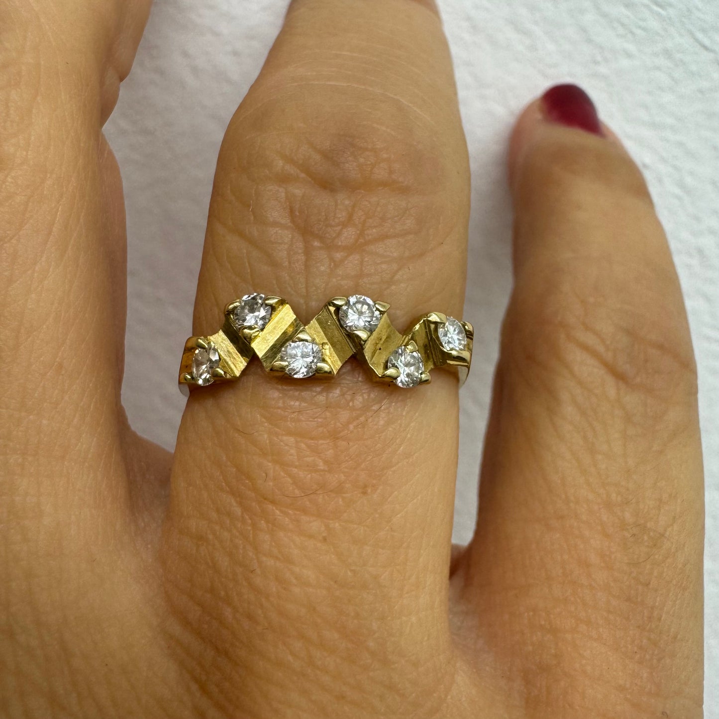 טבעת זהב 14 קראט בעיצוב זיגזג, משובצת יהלומים נוצצים. תכשיט וינטג’ עדין עם טאץ’ גאומטרי ייחודי.