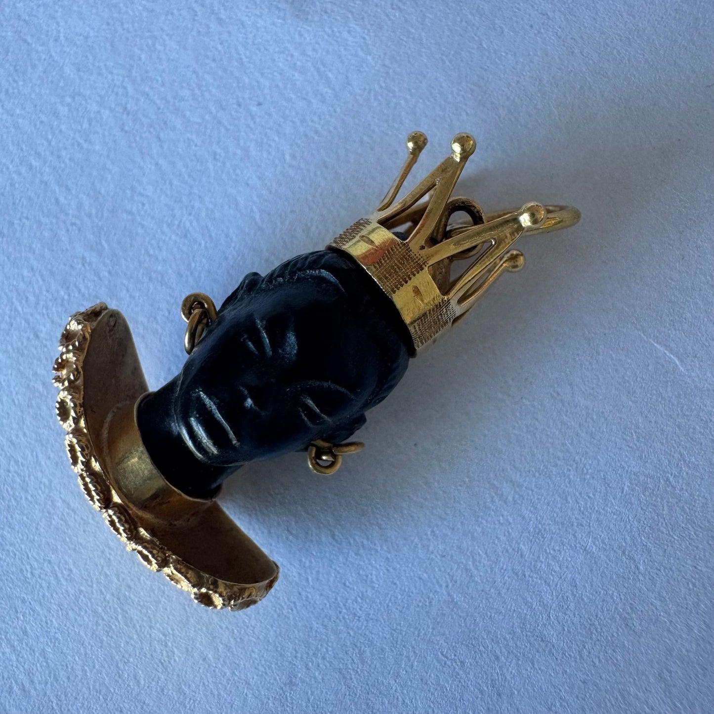 תליון זהב 18 קראט נדיר ומרהיב בסגנון ה"מורטו" (Moretto) המסורתי, המשלב עבודת גילוף ידנית עם צורפות עילית. 