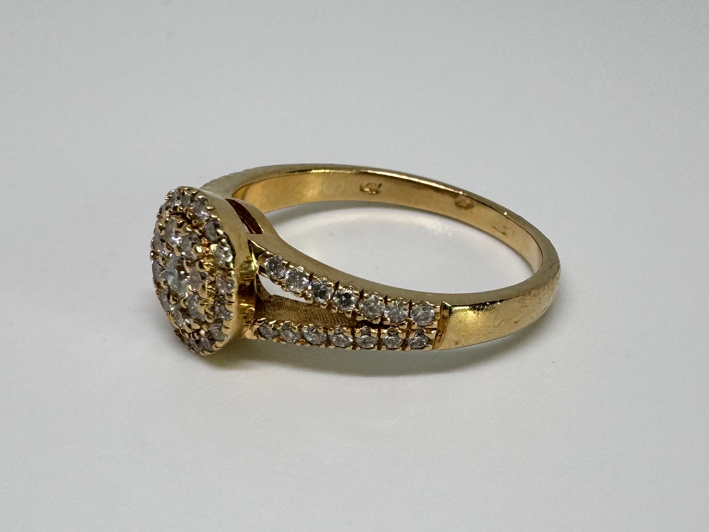 14K gold ring set with Diamonds