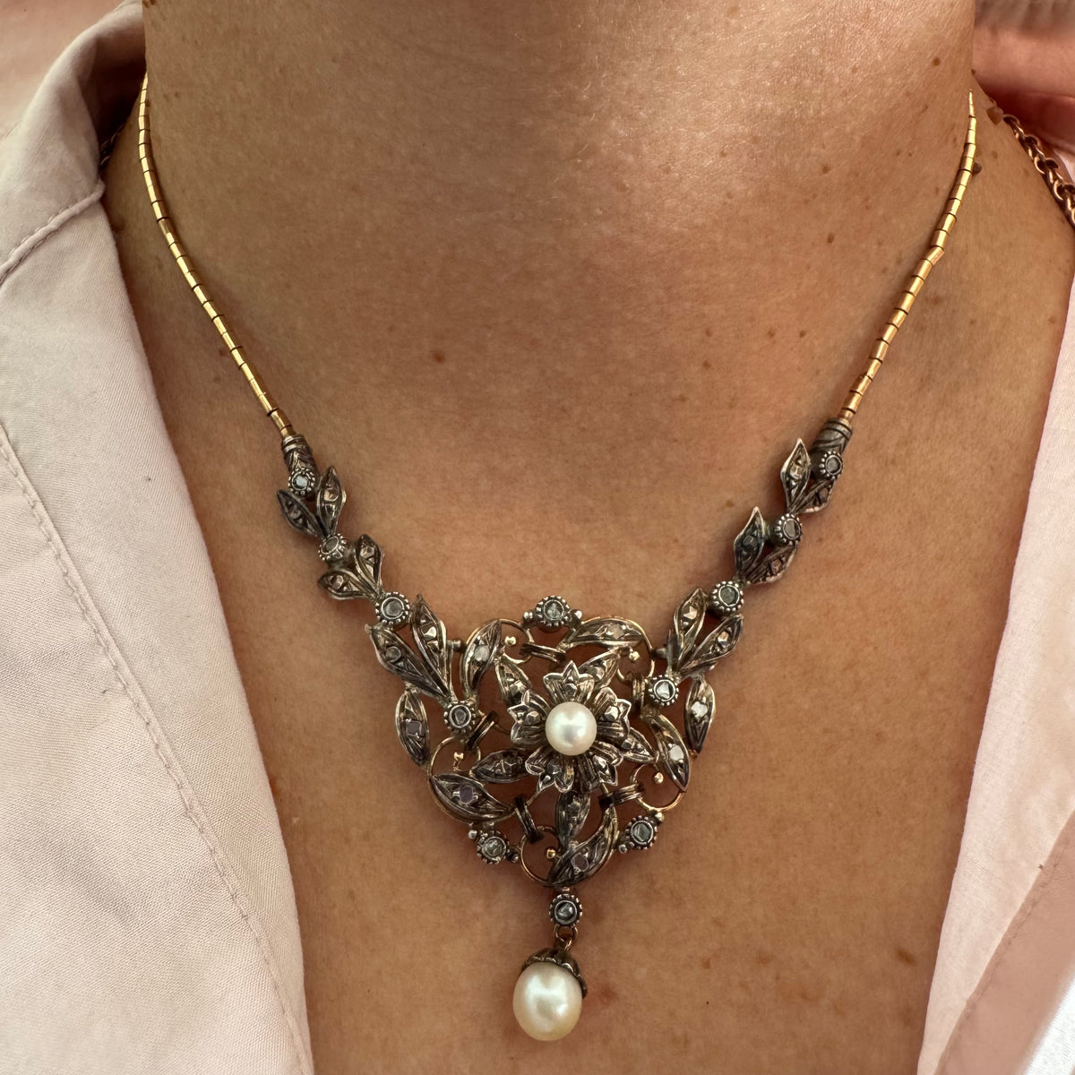 14K Gold Necklace with Pearls
Floral design & Diamonds with delicate details and a magnetic clasp.