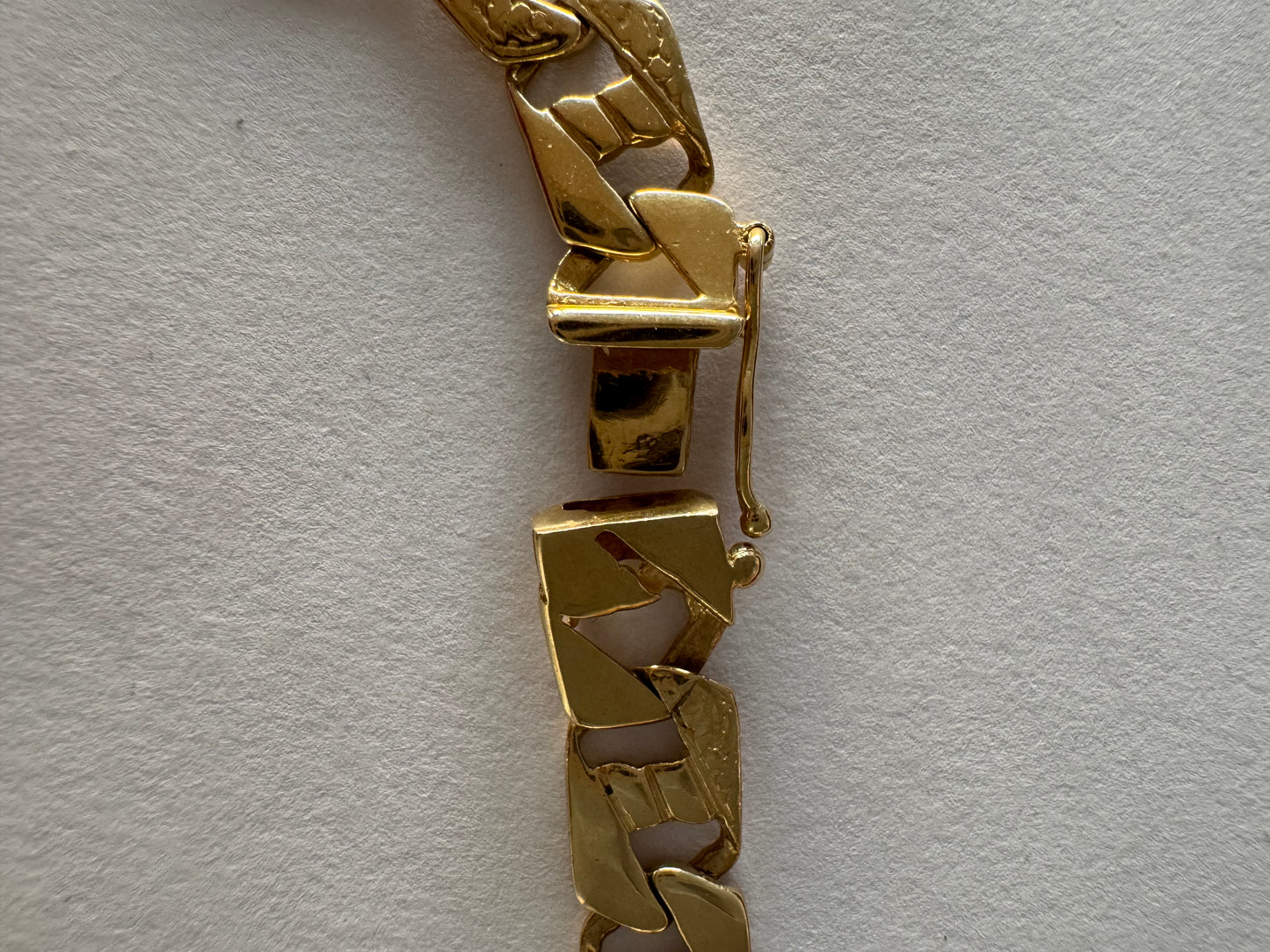 צמיד זהב צהוב 14 קראט בעיצוב חוליות מודרני ומיוחד.