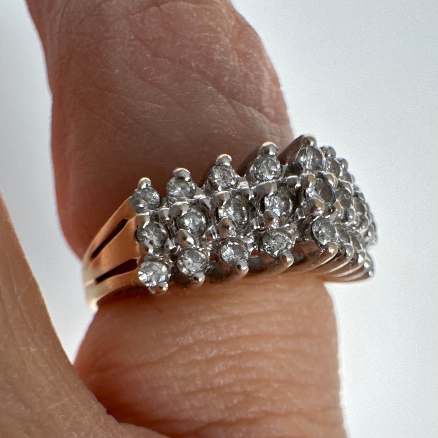 טבעת זהב צהוב 14 קראט משובצת שורות של יהלומים עגולים.