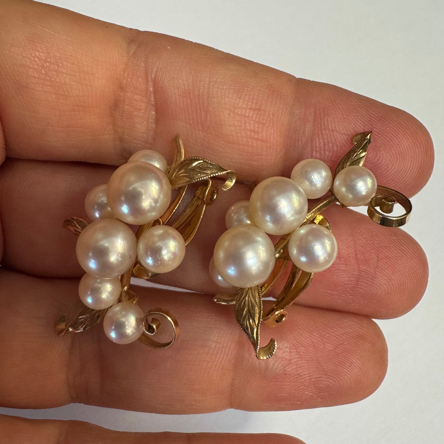 עגילי קליפס זהב 14 קראט, משובצים אשכול פנינים בגווני לבן-קרם.