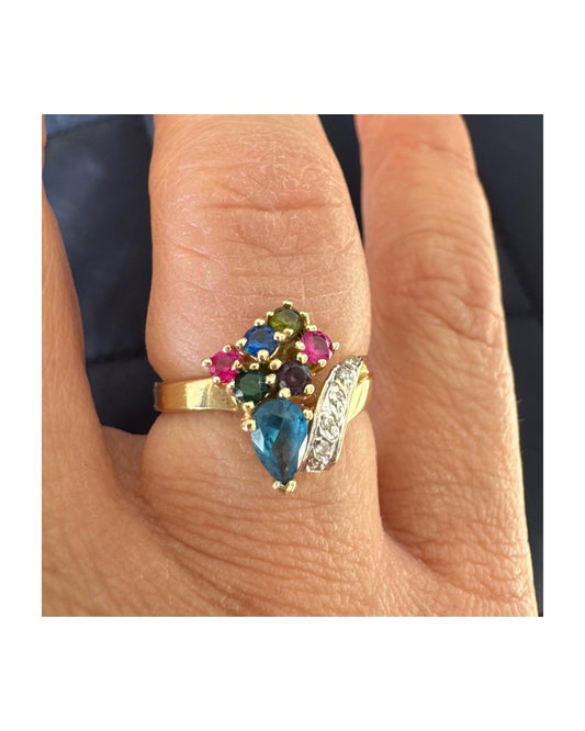 טבעת זהב צהוב 14 קראט משובצת שילוב אבני חן צבעוניות ויהלומים בעיצוב ייחודי.