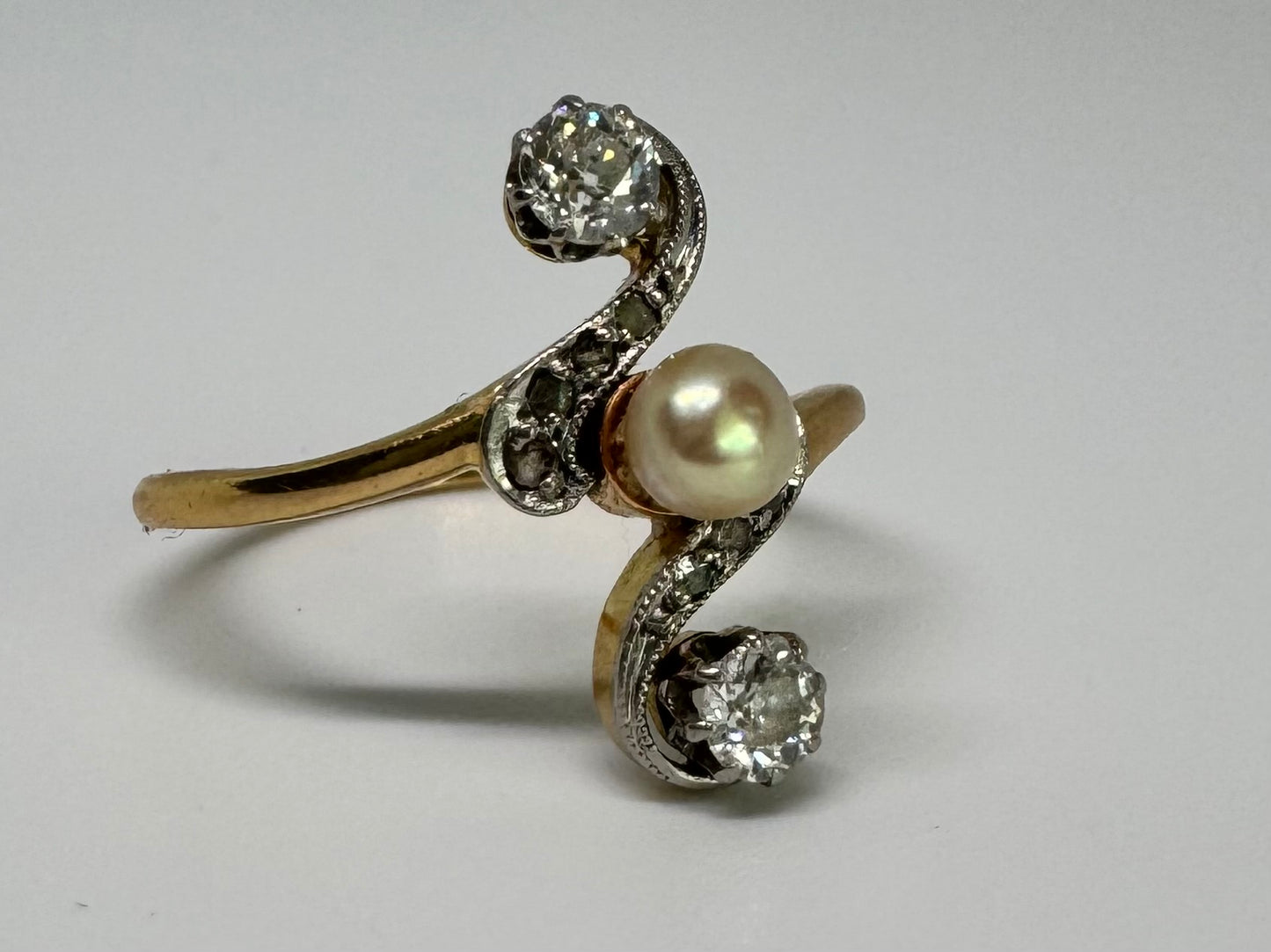 18K gold ring set with Pearl & Diamonds