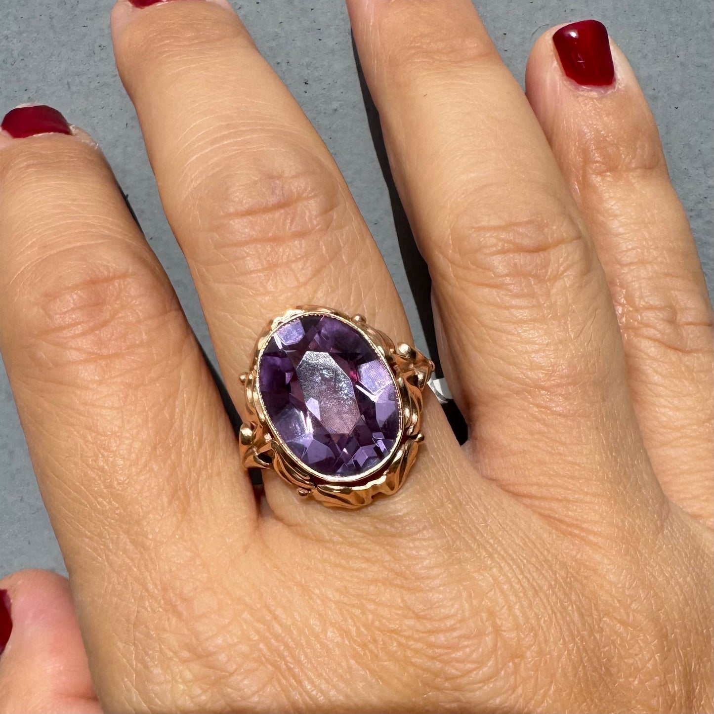 טבעת זהב אדום 14 קראט משובצת אמטיסט בגוון סגול עמוק .