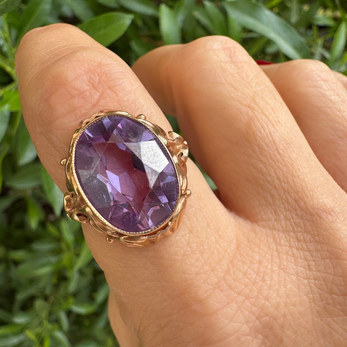 טבעת זהב אדום 14 קראט משובצת אמטיסט בגוון סגול עמוק .