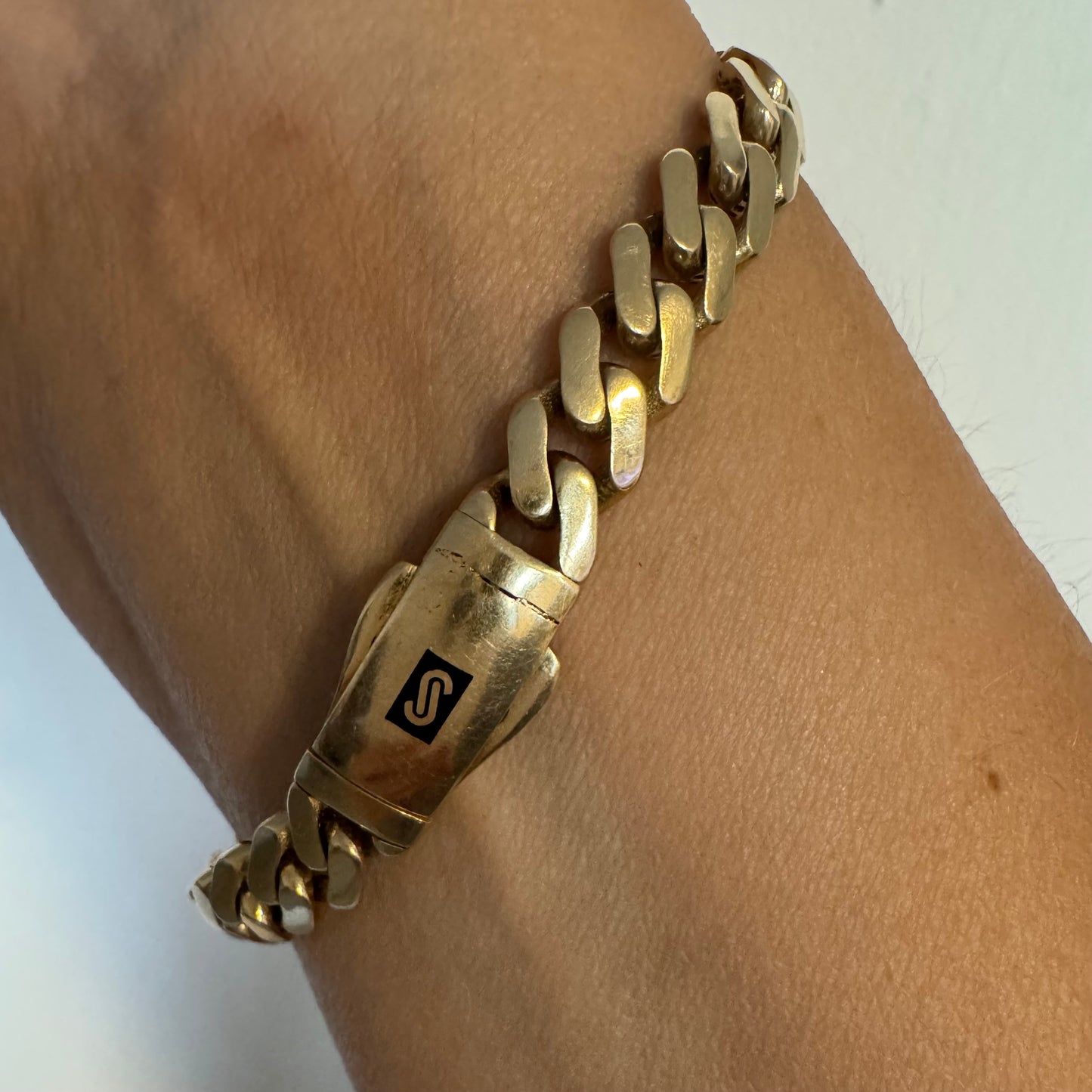 צמיד גורמט מזהב צהוב 14 קראט בעיצוב קלאסי ועל־זמני עם אבזם נוח ובטיחותי הנושא חתימת המותג.