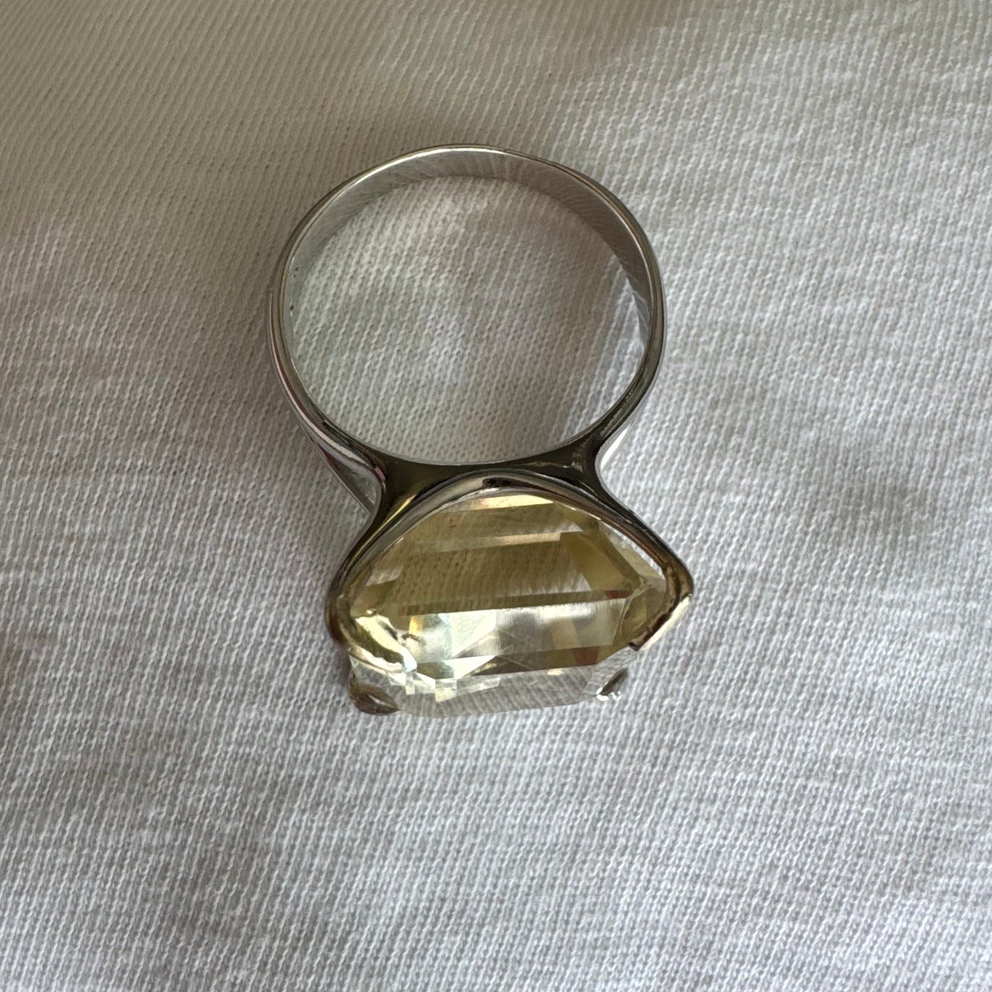 טבעת זהב לבן 18 קראט בעיצוב אלגנטי של H. Stern, משובצת אבן קוורץ גדולה בחיתוך מלבני .