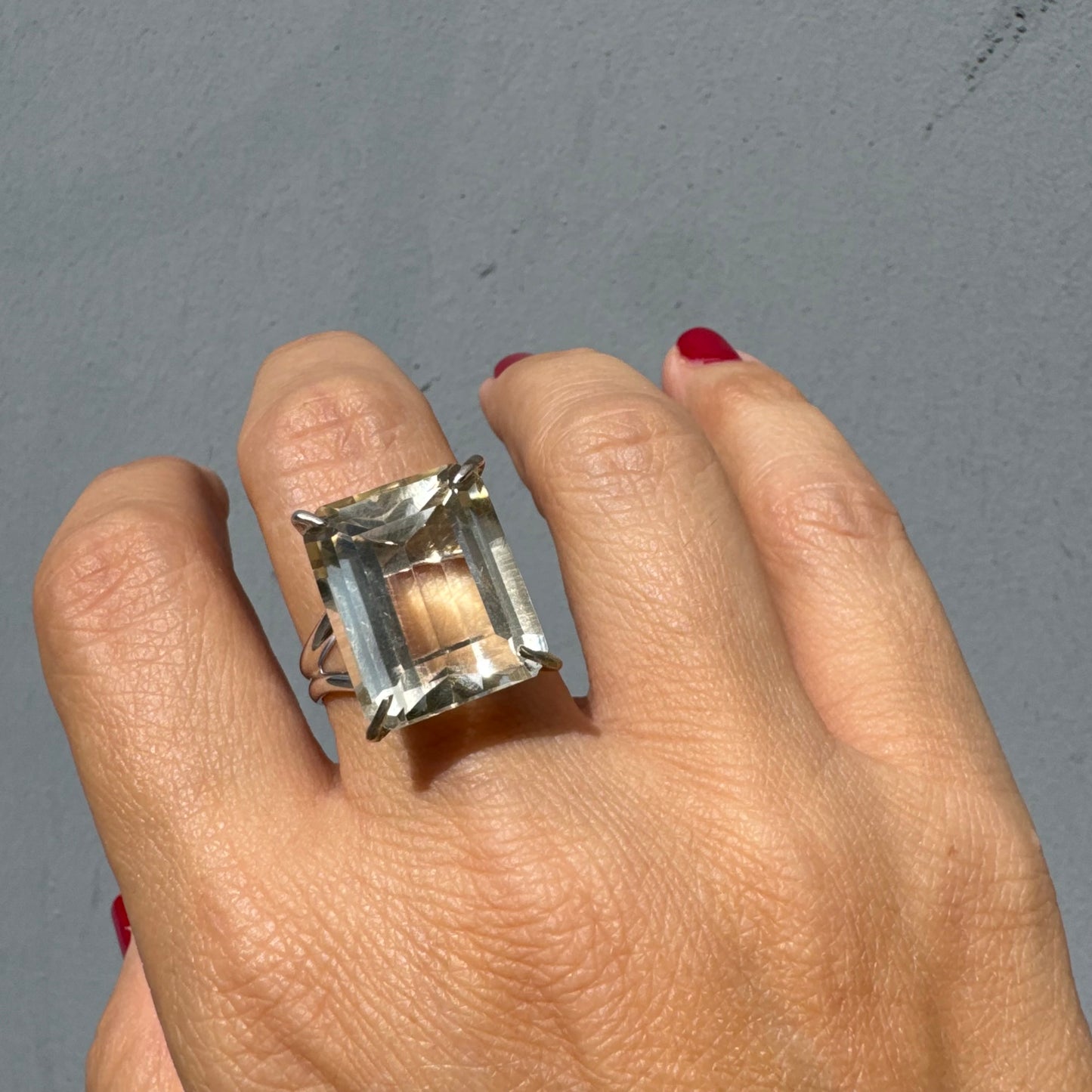 טבעת זהב לבן 18 קראט בעיצוב אלגנטי של H. Stern, משובצת אבן קוורץ גדולה בחיתוך מלבני .