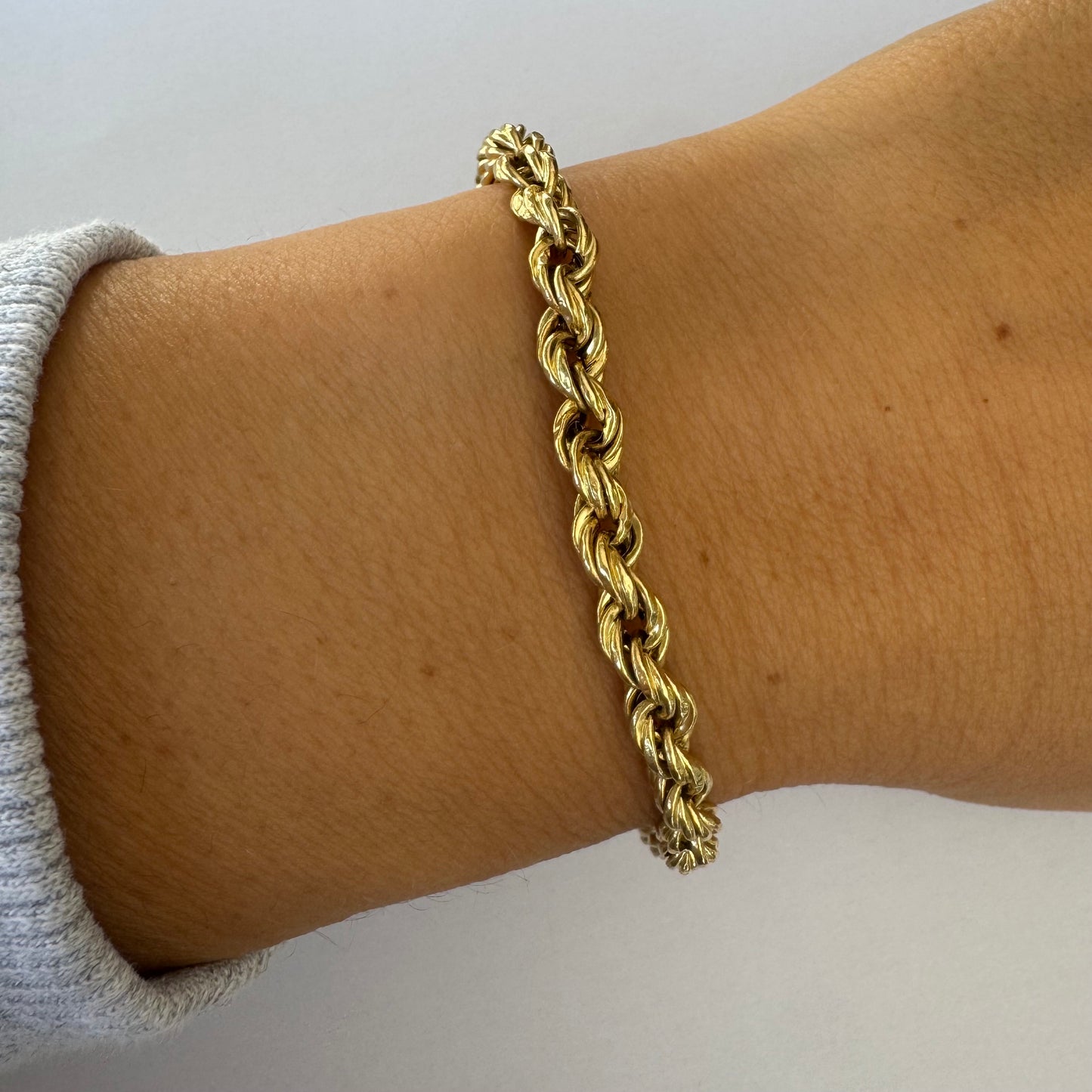 צמיד זהב צהוב 14 קראט בעיצוב שזירה עשיר ומלא נוכחות. 