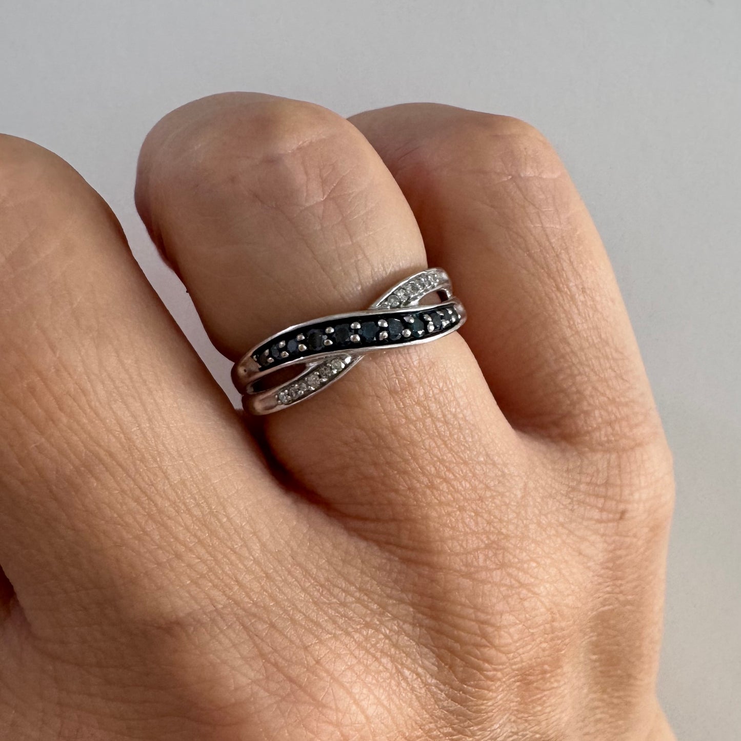 טבעת זהב לבן 10 קראט משובצת אבני טופז כחולות עמוקות ויהלומים.