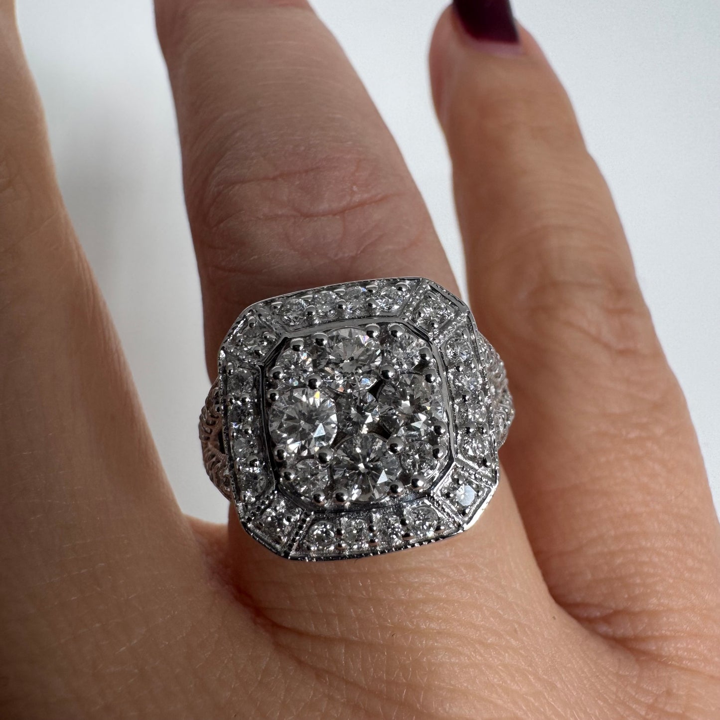 טבעת זהב לבן 18 קראט משובצת יהלומים בעיצוב קלאסטר אוקטגונלי מרשים.