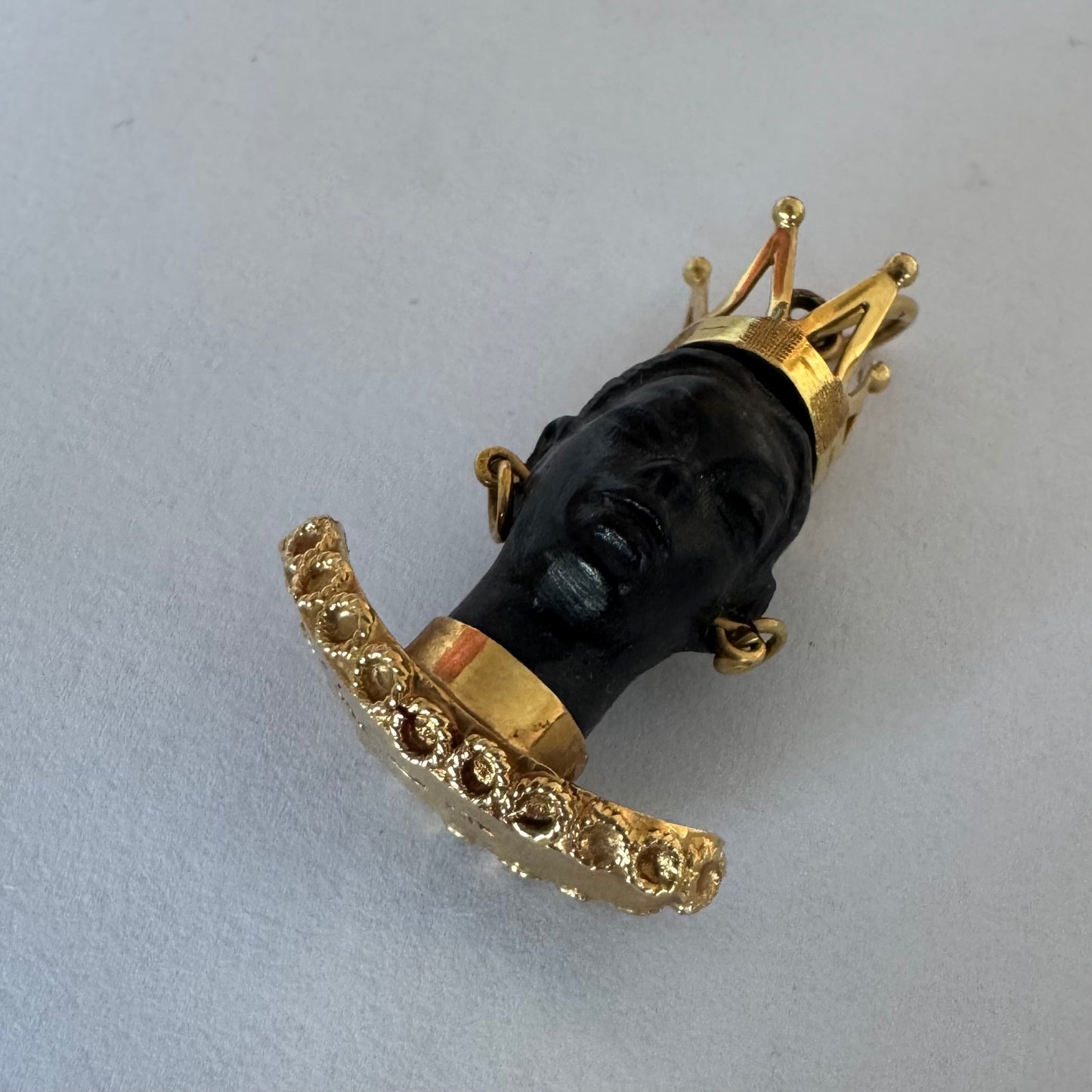 תליון זהב 18 קראט נדיר ומרהיב בסגנון ה"מורטו" (Moretto) המסורתי, המשלב עבודת גילוף ידנית עם צורפות עילית. 