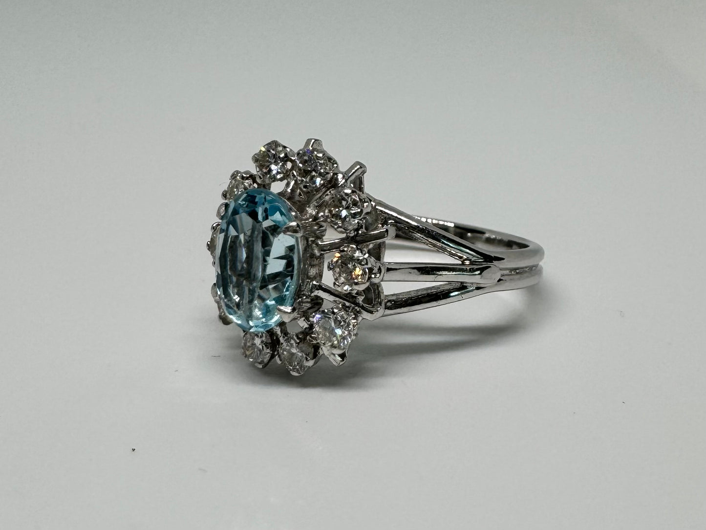 18K gold ring set with Aquamarine & Diamonds