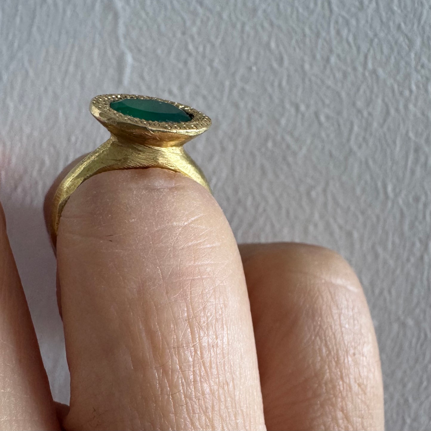 טבעת זהב צהוב 18 קראט משובצת אבן כריסופרס בגוון ירוק עמוק ומהפנט.