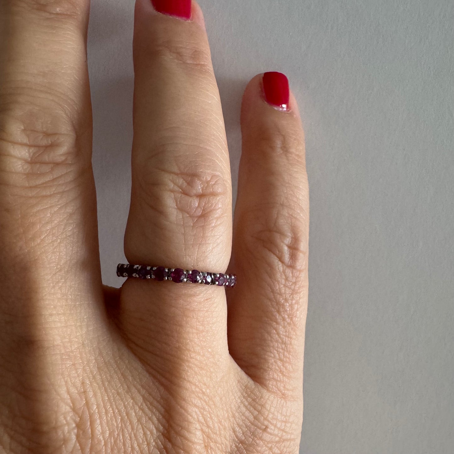 טבעת זהב לבן 14 קראט משובצת אבני רובי לכל האורך