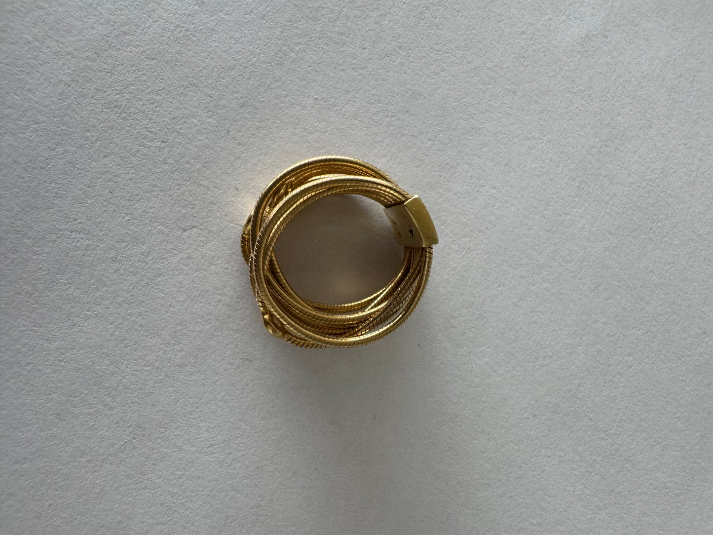 טבעת זהב צהוב 18 קראט של המותג H. Stern משובצת יהלומים בעיצוב רב־ליפופים אלגנטי 