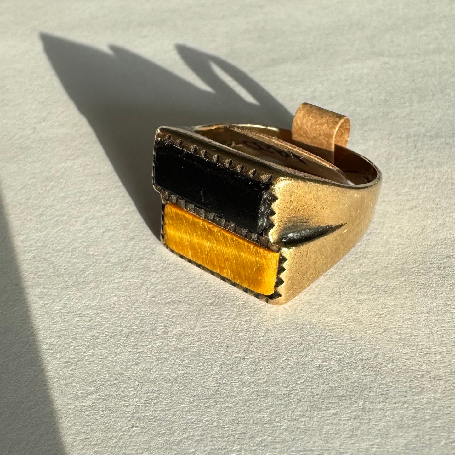 טבעת זהב צהוב 9 קראט משובצת אבן אוניקס בצבע שחור ואבן ״עין הנמר״