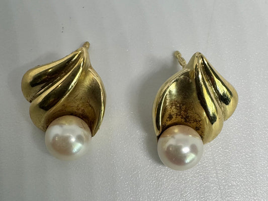 14K gold Earrings set with Pearl