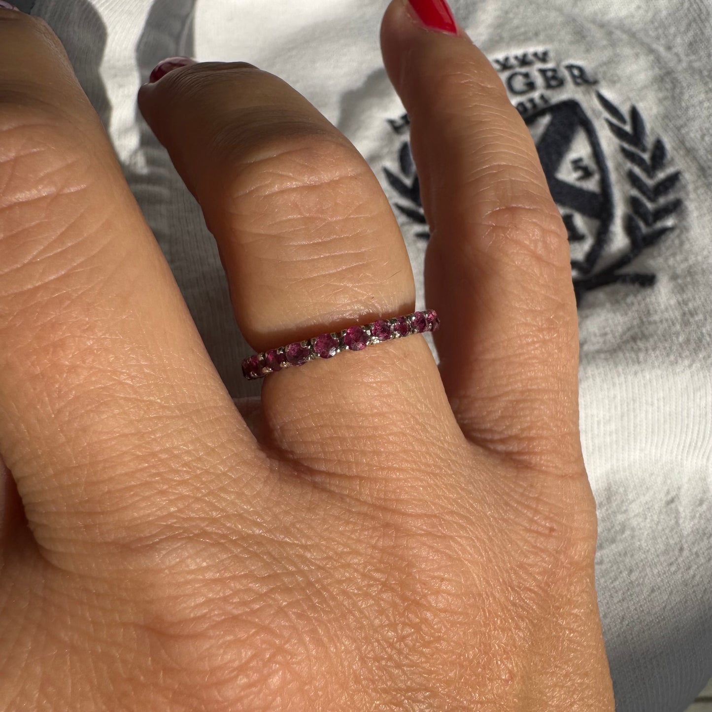 טבעת זהב לבן 14 קראט משובצת אבני רובי לכל האורך