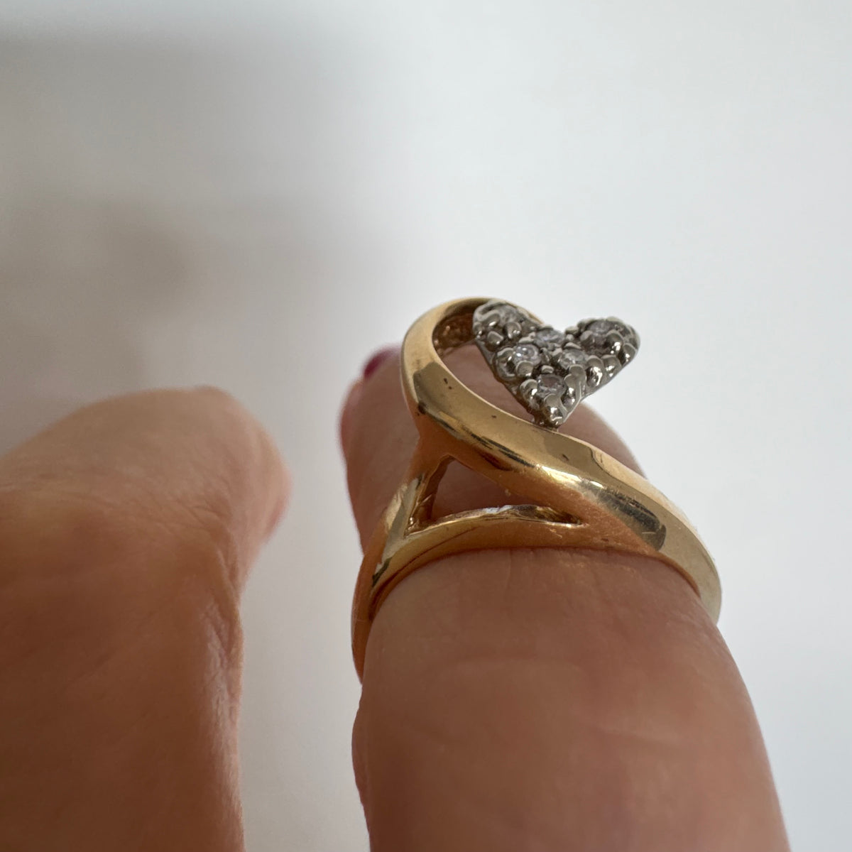 14K gold ring set with sparkling diamonds in a heart-shaped motif