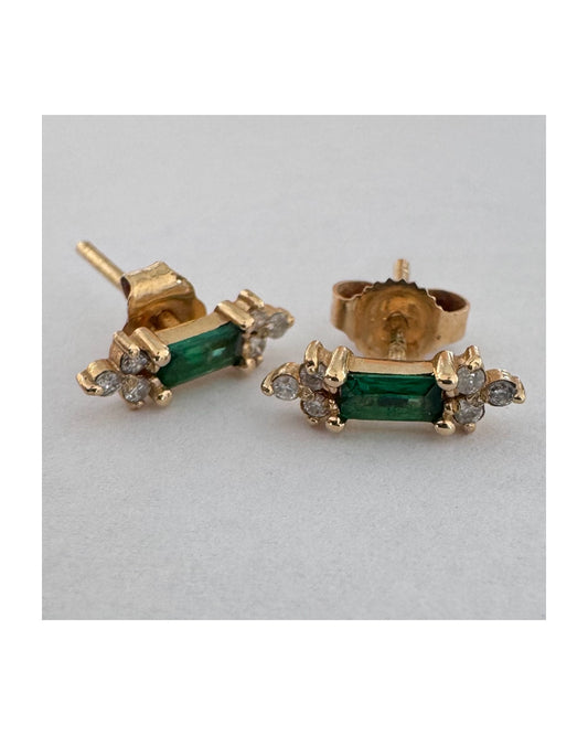 עגילי זהב 14 קראט משובצים אבני אמרלד בחיתוך מלבני ולצידן יהלומים בחיתוך עגול. 