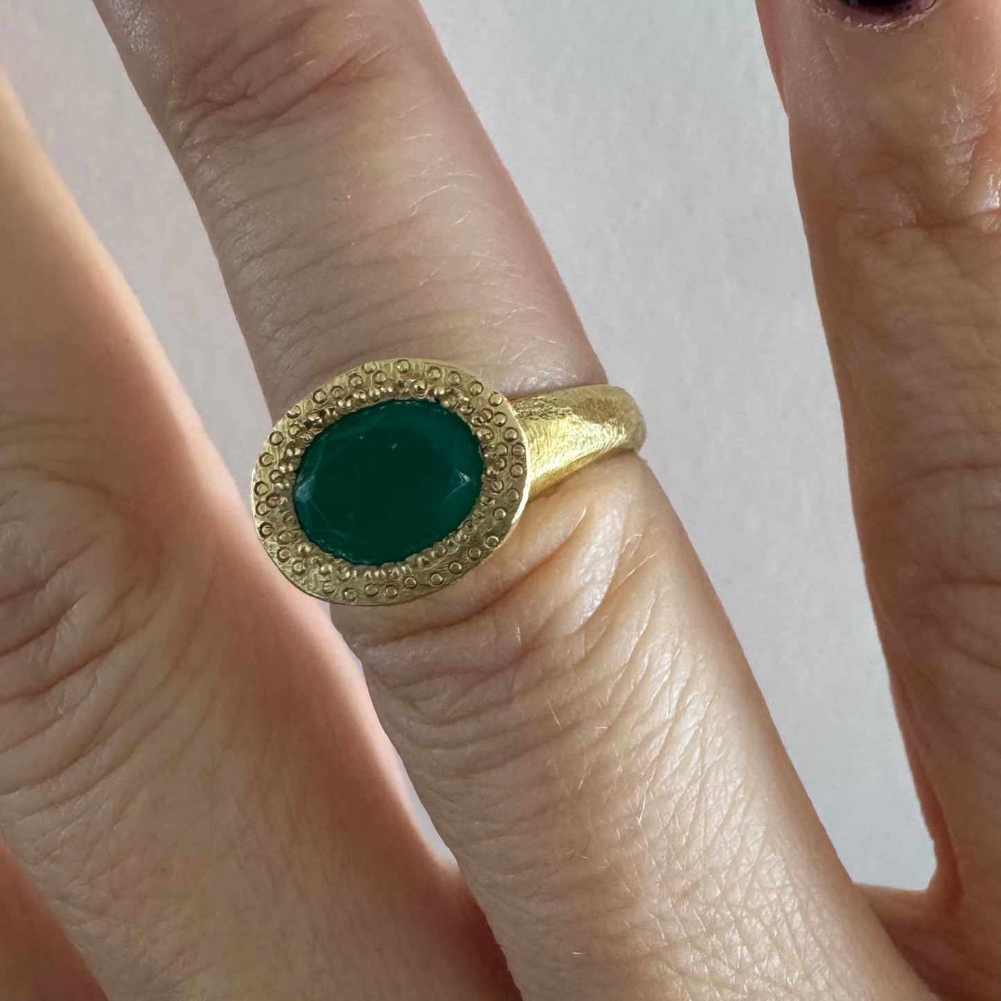 טבעת זהב צהוב 18 קראט משובצת אבן כריסופרס בגוון ירוק עמוק ומהפנט.