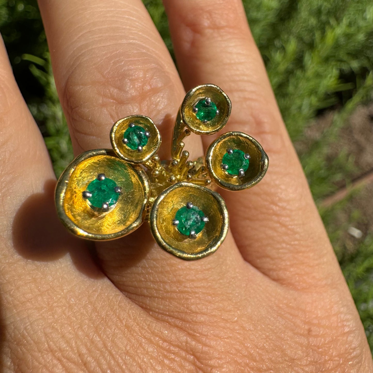 18K gold ring set with Emerald