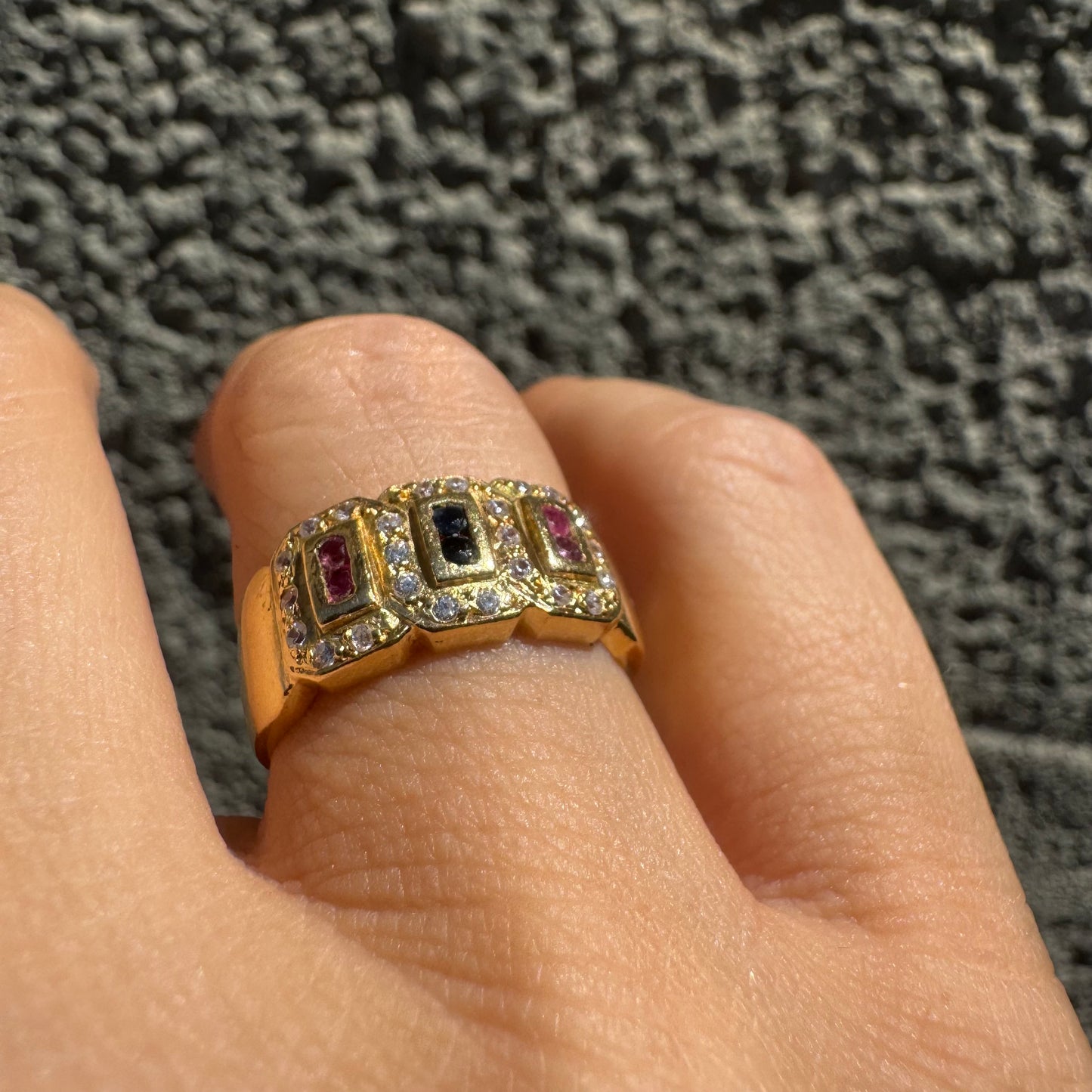 18K gold ring set with Rubies Sapphires, framed by sparkling Diamonds