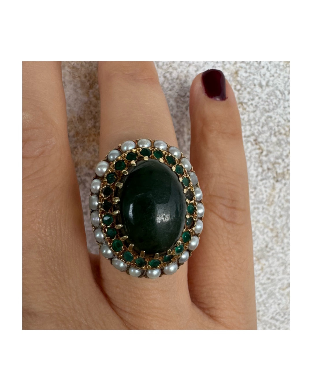 טבעת זהב צהוב 14 קראט משובצת אבן ג׳ייד (ירקן) בצבע ירוק, אבני אמרלד מסביב ופנינים