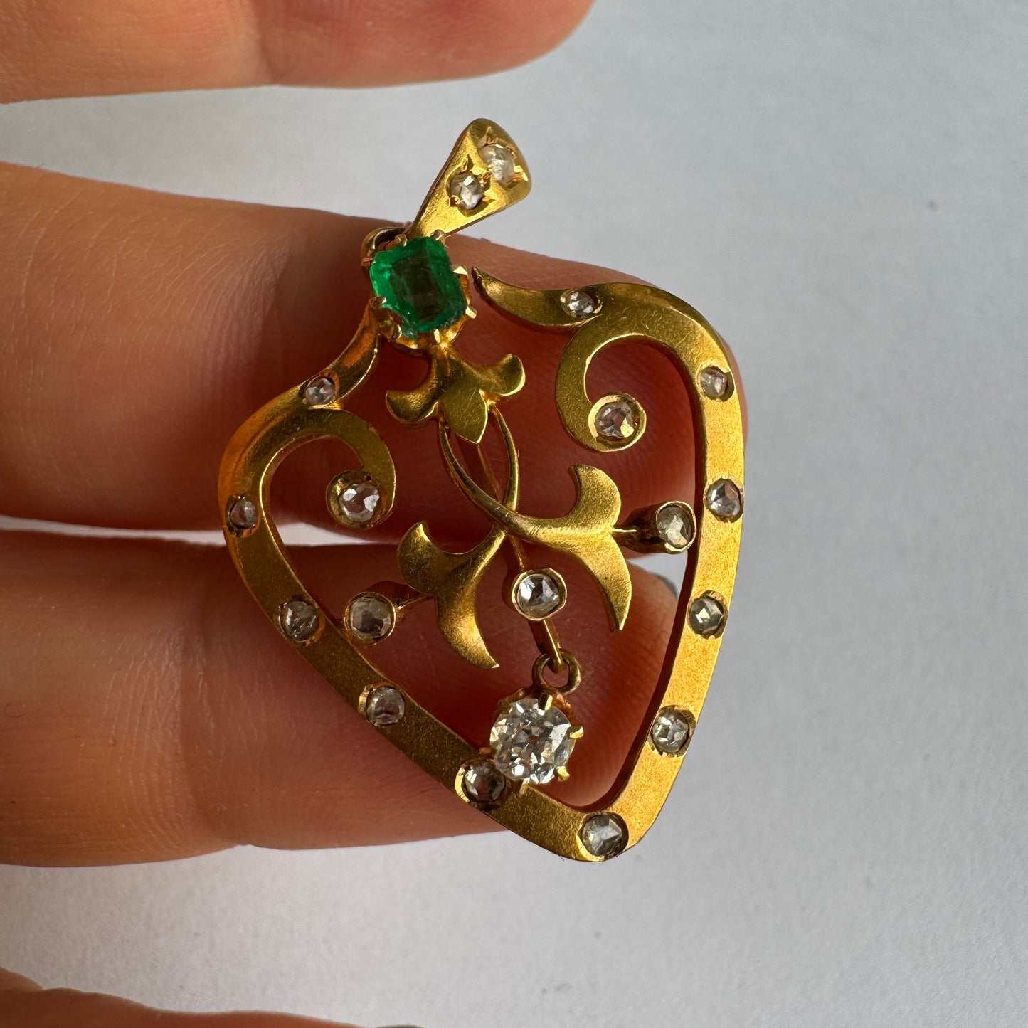 תליון זהב צהוב 18 קראט ״לב״ משובץ אבן אמרלד ויהלומים