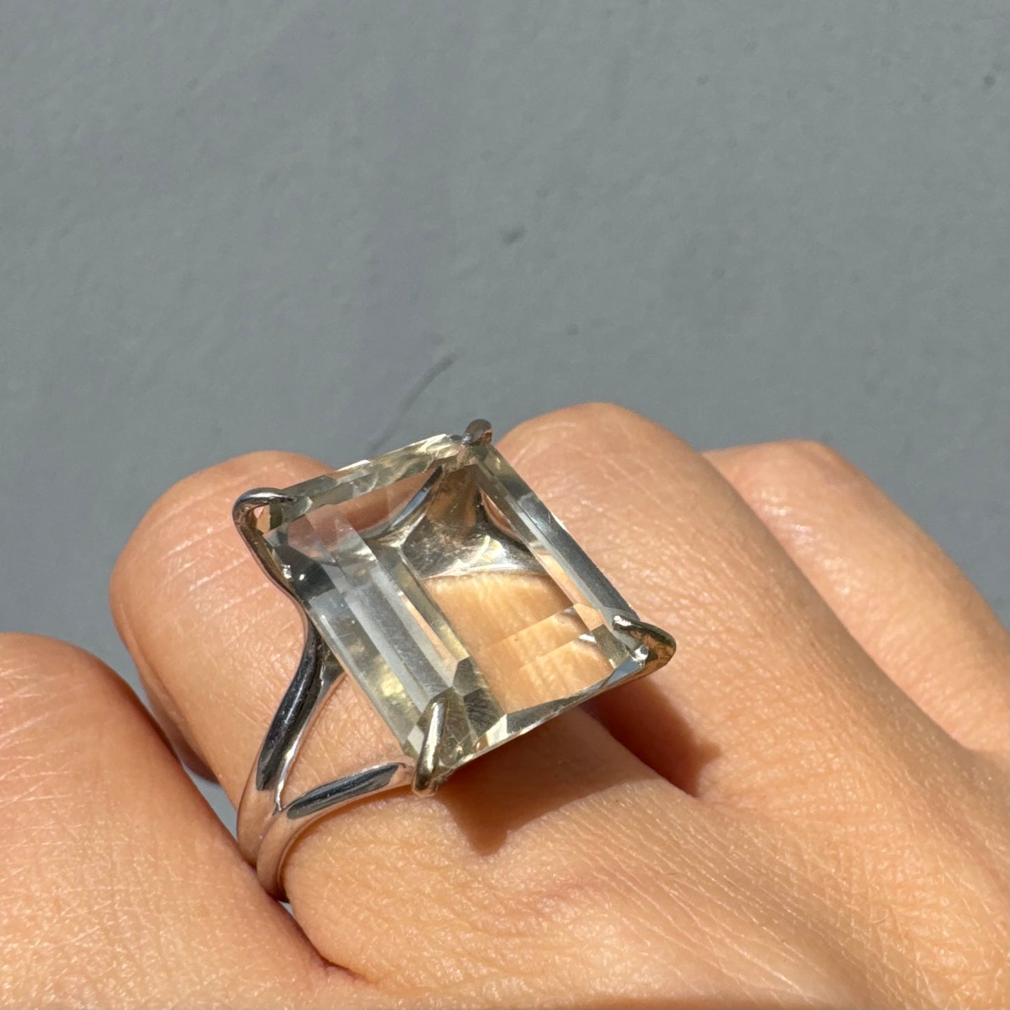 טבעת זהב לבן 18 קראט בעיצוב אלגנטי של H. Stern, משובצת אבן קוורץ גדולה בחיתוך מלבני .
