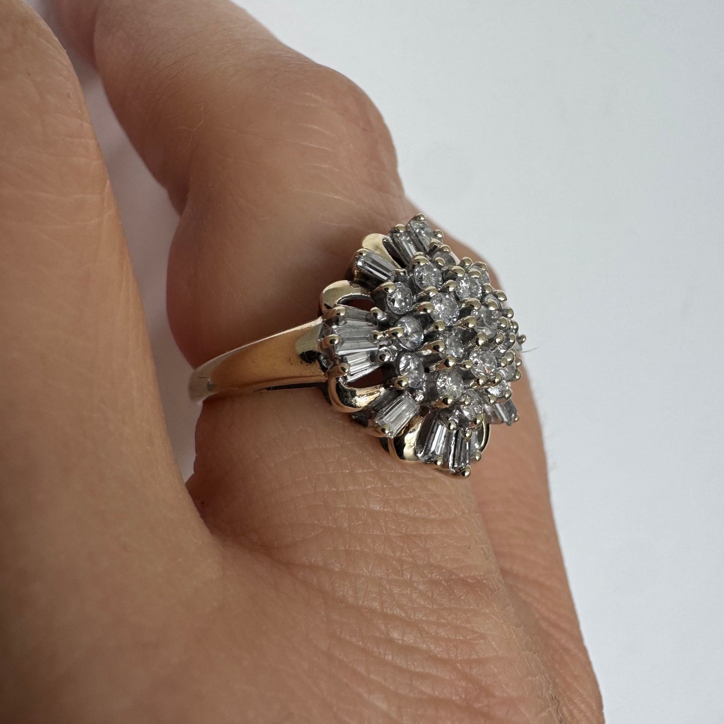 טבעת זהב צהוב 10 קראט משובצת יהלומים בעיצוב פרח מרשים.