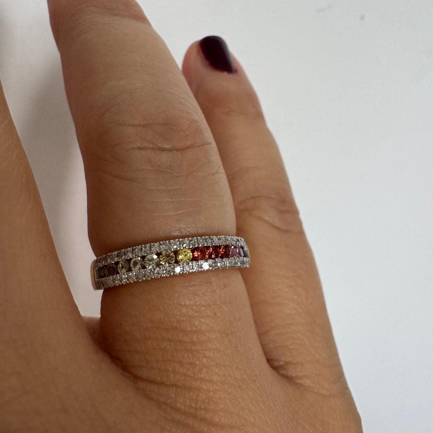 טבעת זהב צהוב 14 קראט משובצת בשורת אבני ספיר צבעוניות ומוקפת יהלומים נוצצים