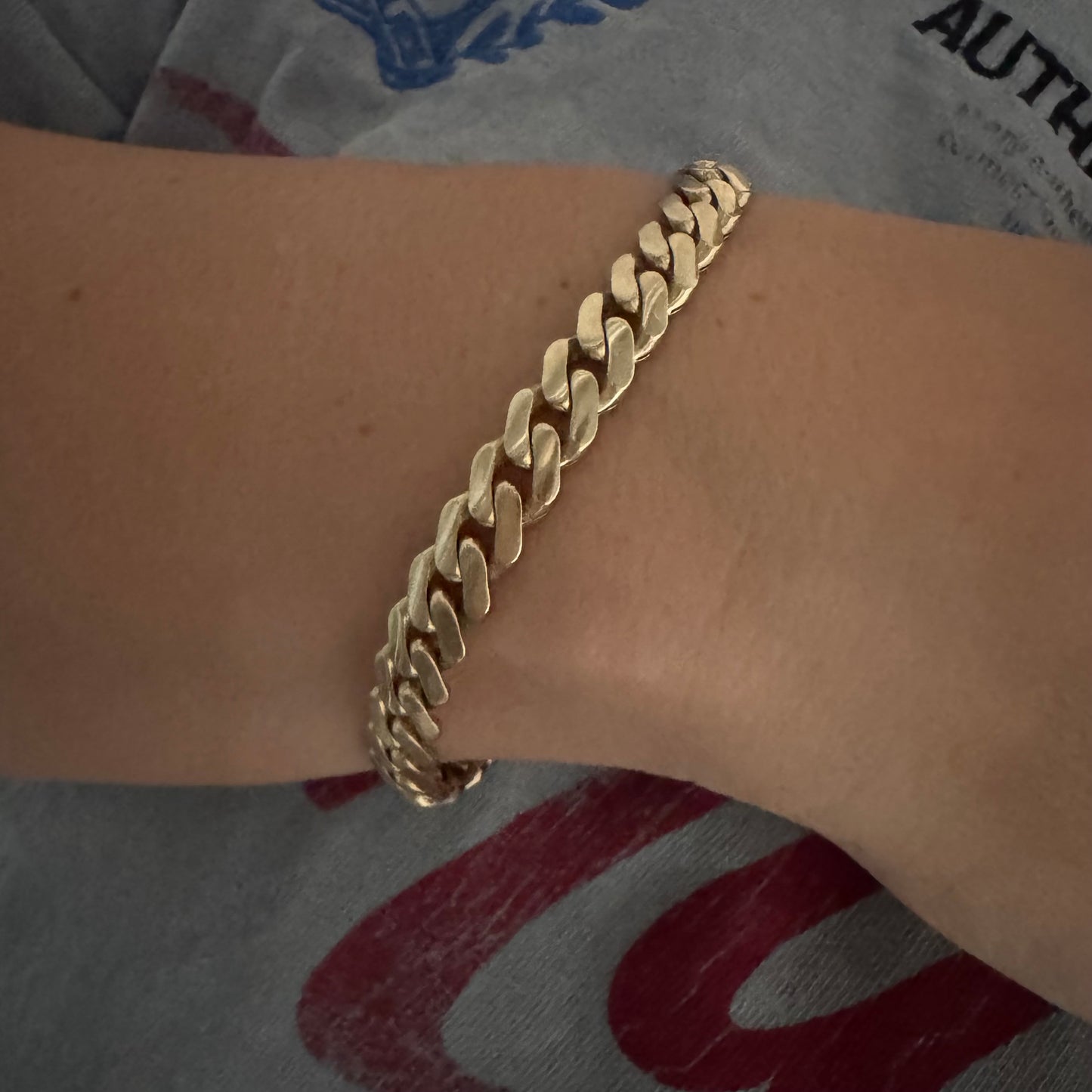 צמיד גורמט מזהב צהוב 14 קראט בעיצוב קלאסי ועל־זמני עם אבזם נוח ובטיחותי הנושא חתימת המותג.