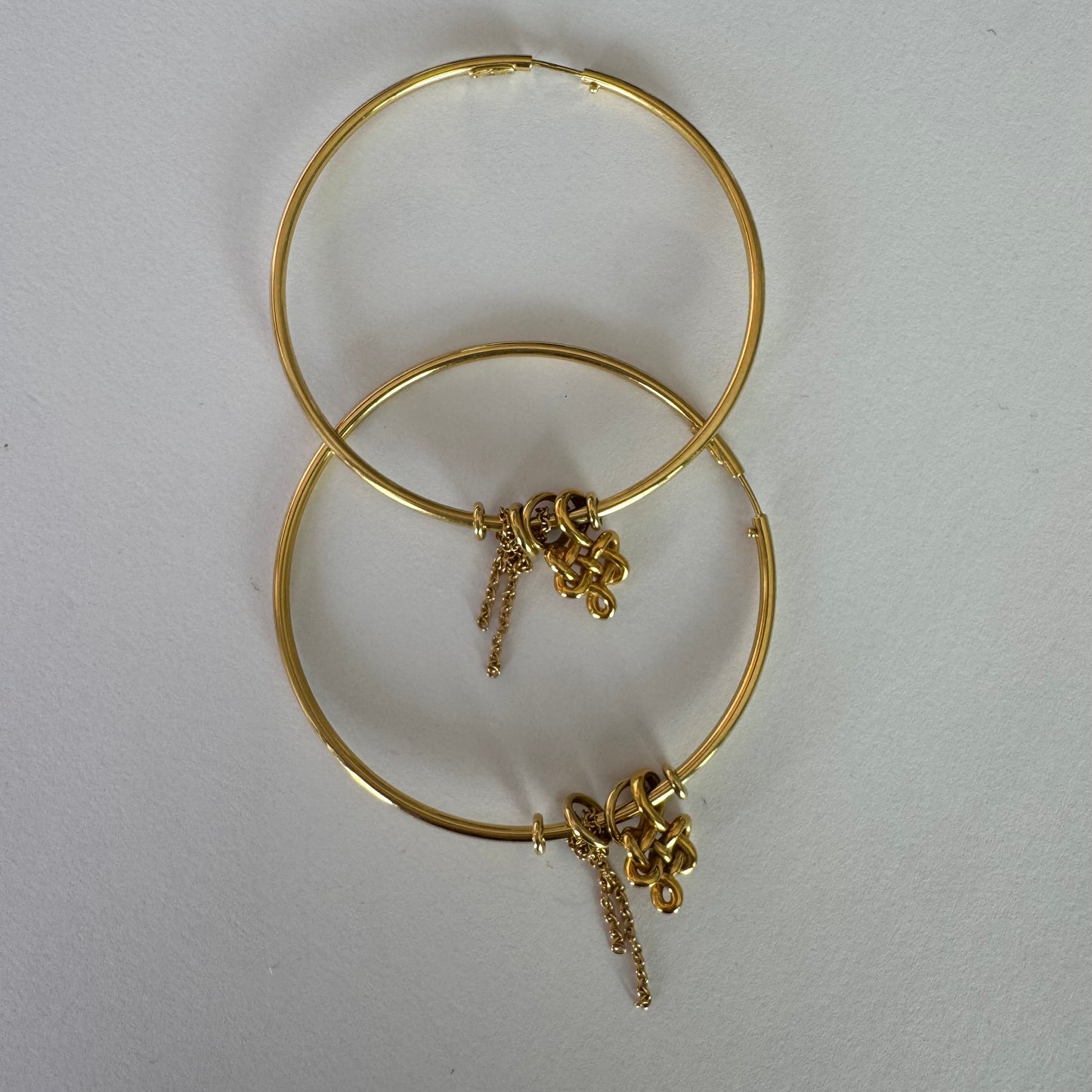 עגילי חישוק זהב 18 קראט של המותג H.Stern, עם תליוני זהב דקים ועדינים 