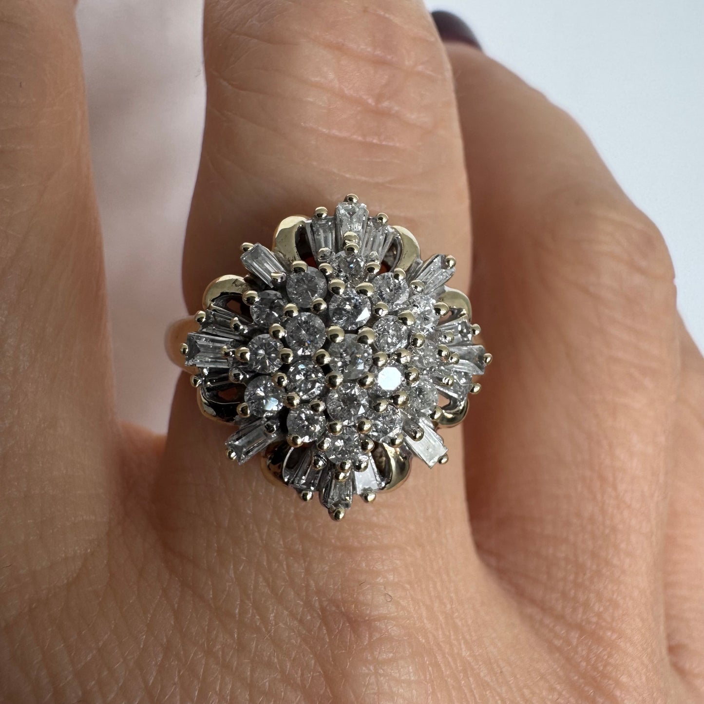 טבעת זהב צהוב 10 קראט משובצת יהלומים בעיצוב פרח מרשים.