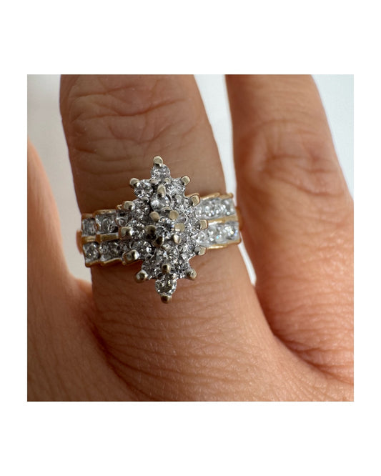 טבעת זהב צהוב 14 קראט משובצת יהלומים, בעיצוב מרקיזה קלאסי עם נוכחות אלגנטית.