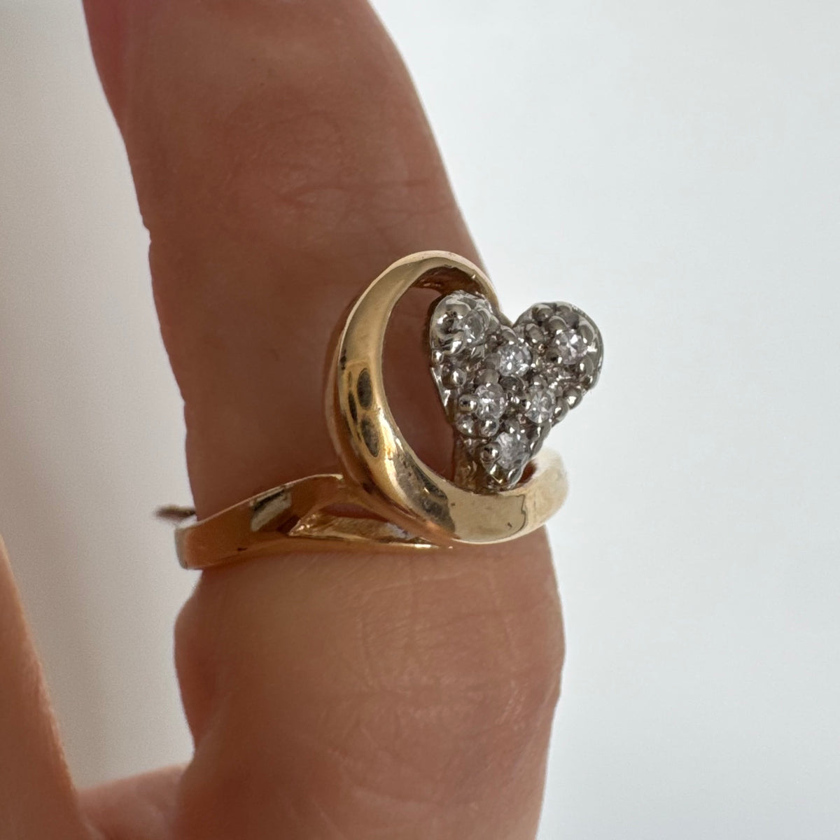 14K gold ring set with sparkling diamonds in a heart-shaped motif
