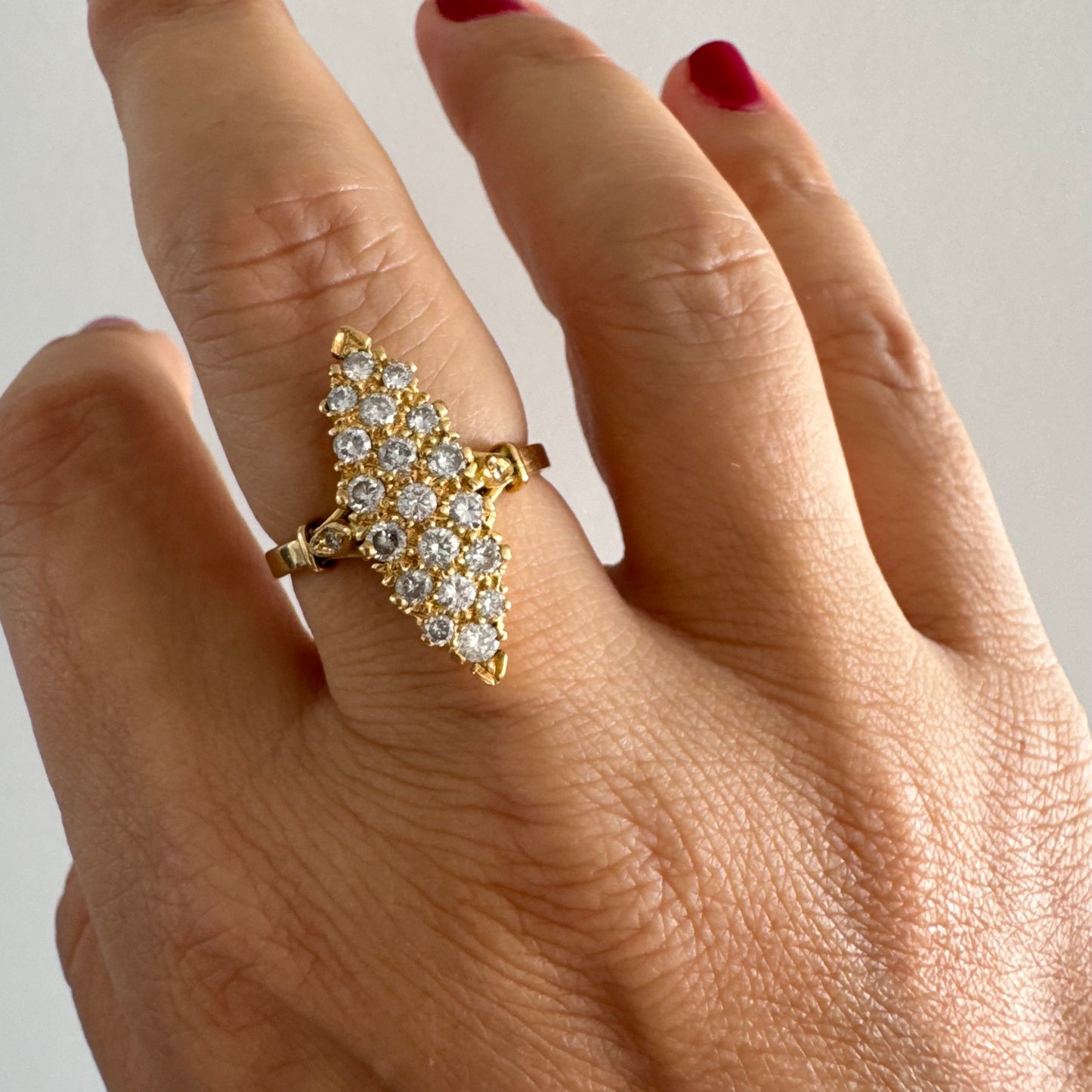 טבעת זהב צהוב 18 קראט בצורת מרקיזה משובצת יהלומים נוצצים