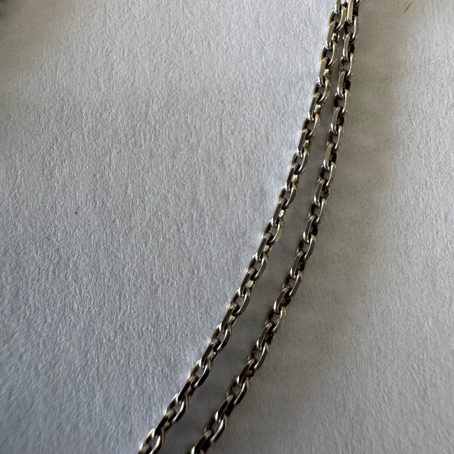 שרשרת כפולה זהב לבן 18 קראט מבית Chopard, בעיצוב עדין ואלגנטי עם נוכחות שקטה אך יוקרתית.