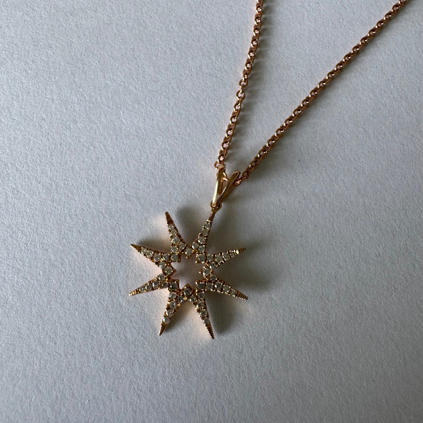 שרשרת זהב 14 קראט עם תליון בצורת כוכב משובץ יהלומים.