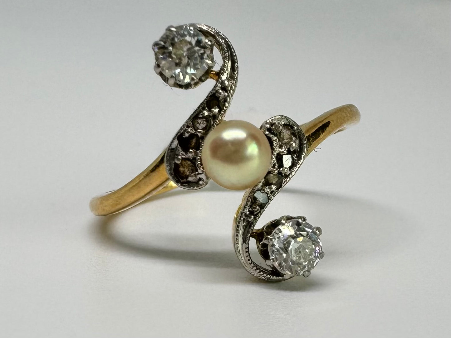 18K gold ring set with Pearl & Diamonds